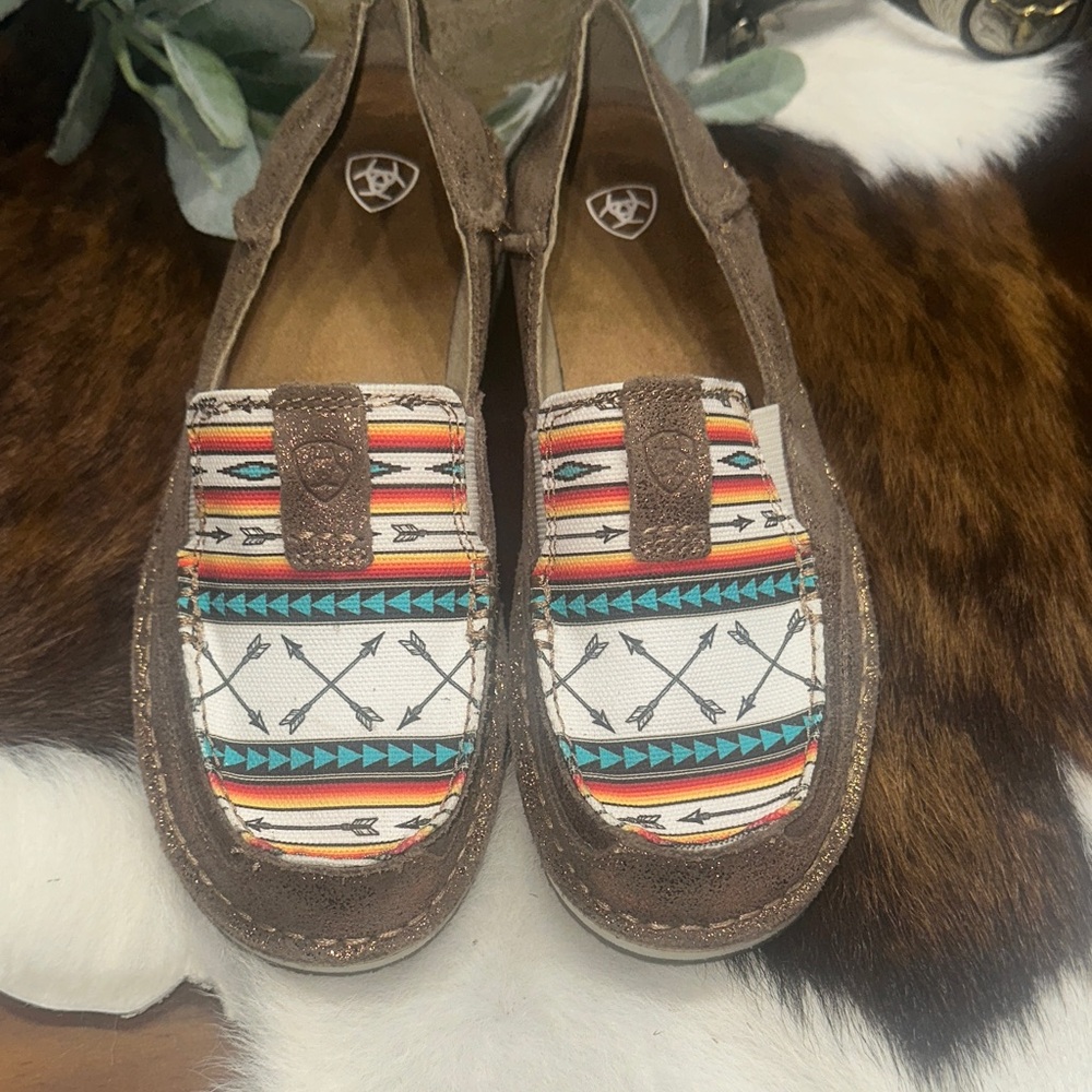 NWOT Ariat  cruisers Multicolor Flats with Arrow Pattern